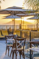 2 bars, bar en bord de piscine