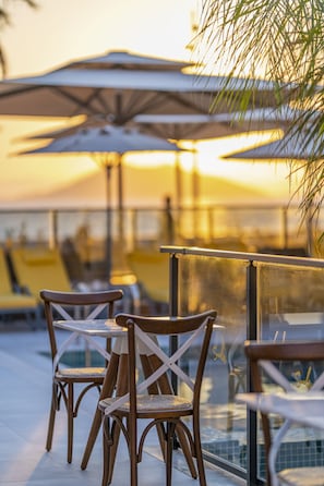 2 bares o lounges, bar junto a la alberca