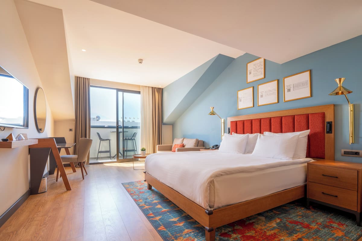 Premium bedding, free minibar, in-room safe, desk