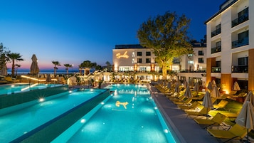 Seasonal outdoor pool, pool umbrellas, sun loungers