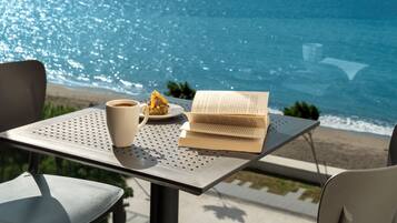 DELUXE ROOM SEA VIEW | Premium bedding, free minibar, in-room safe, desk