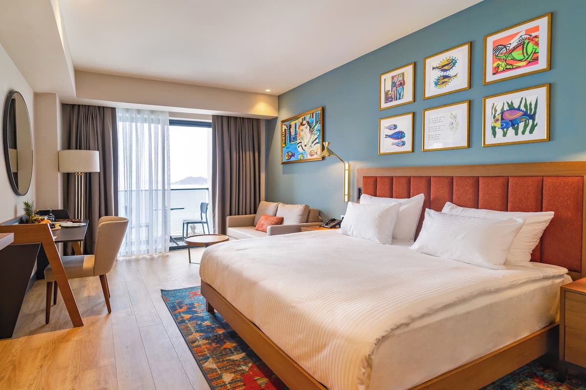 DELUXE ROOM SEA VIEW | 高級寢具、免費迷你吧、客房內保險箱、書桌