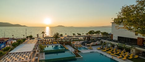 季節性室外泳池;泳池傘、躺椅