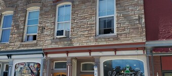 Charming 3rd Floor Walk-up River View