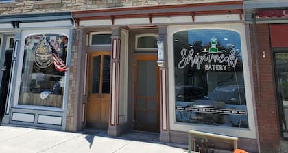 Charming 3rd Floor Walk-up River View