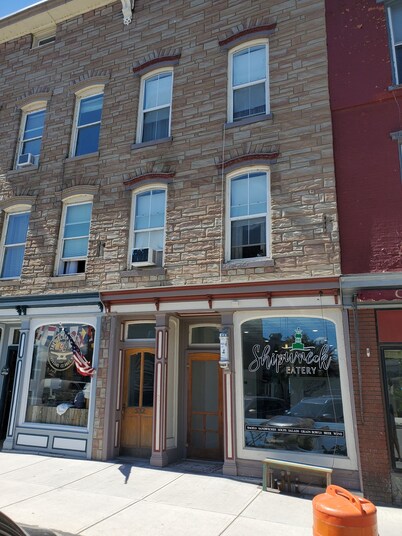 Charming 3rd Floor Walk-up River View