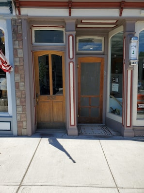 Exterior detail - Charming 3rd Floor Walk-up River View (Clayton)