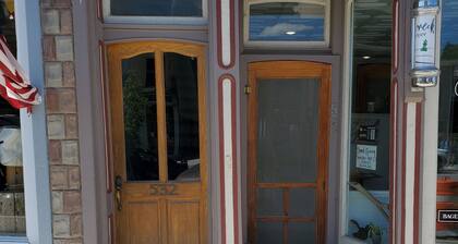 Charming 3rd Floor Walk-up River View