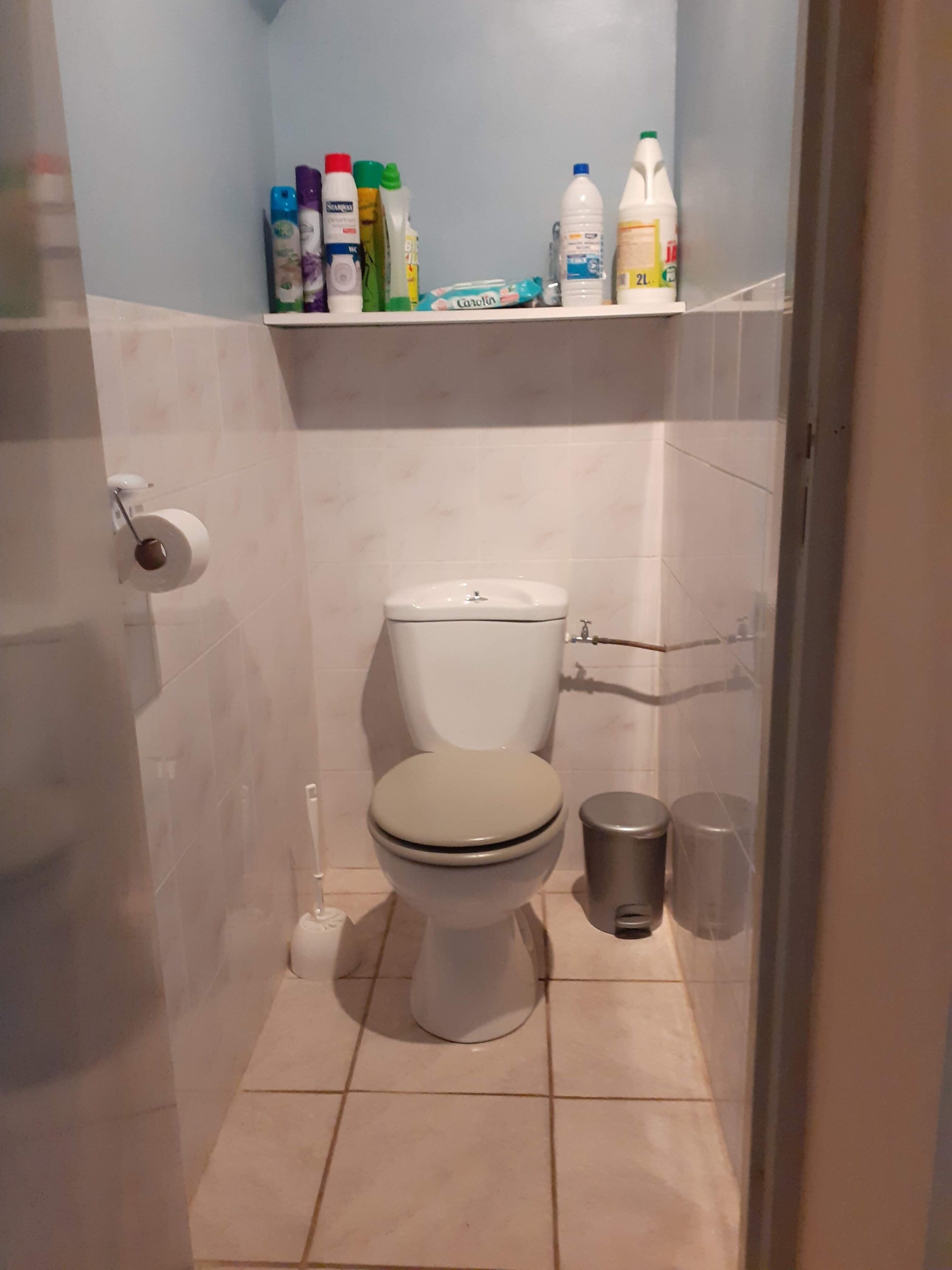Chuveiro, secador de cabelo, toalhas de banho, sabonete
