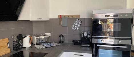 Een koelkast, een magnetron, een oven, een kookplaat