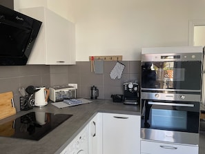 Fridge, microwave, oven, stovetop - Spacious, central villa in 2nd row. (Agon-Coutainville)