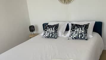 6 slaapkamers, een strijkplank/strijkijzer, reisbedje, gratis wifi