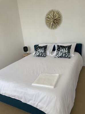 6 bedrooms, iron/ironing board, travel cot, free WiFi - Spacious, central villa in 2nd row. (Agon-Coutainville)