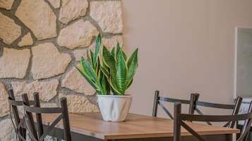 Traditional Apartment 6, 2 Bedrooms | Wohnbereich | 40-Zoll-Flachbildfernseher mit Digitalempfang, Fernseher