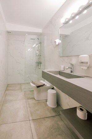 Traditional Apartment 6, 2 Bedrooms | 浴室 | 淋浴设施、大花洒淋浴喷头、吹风机、毛巾