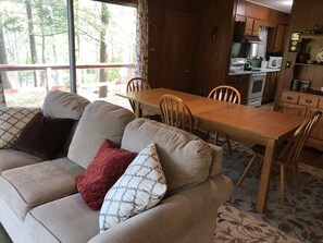 Televisión, reproductor de DVD y libros 