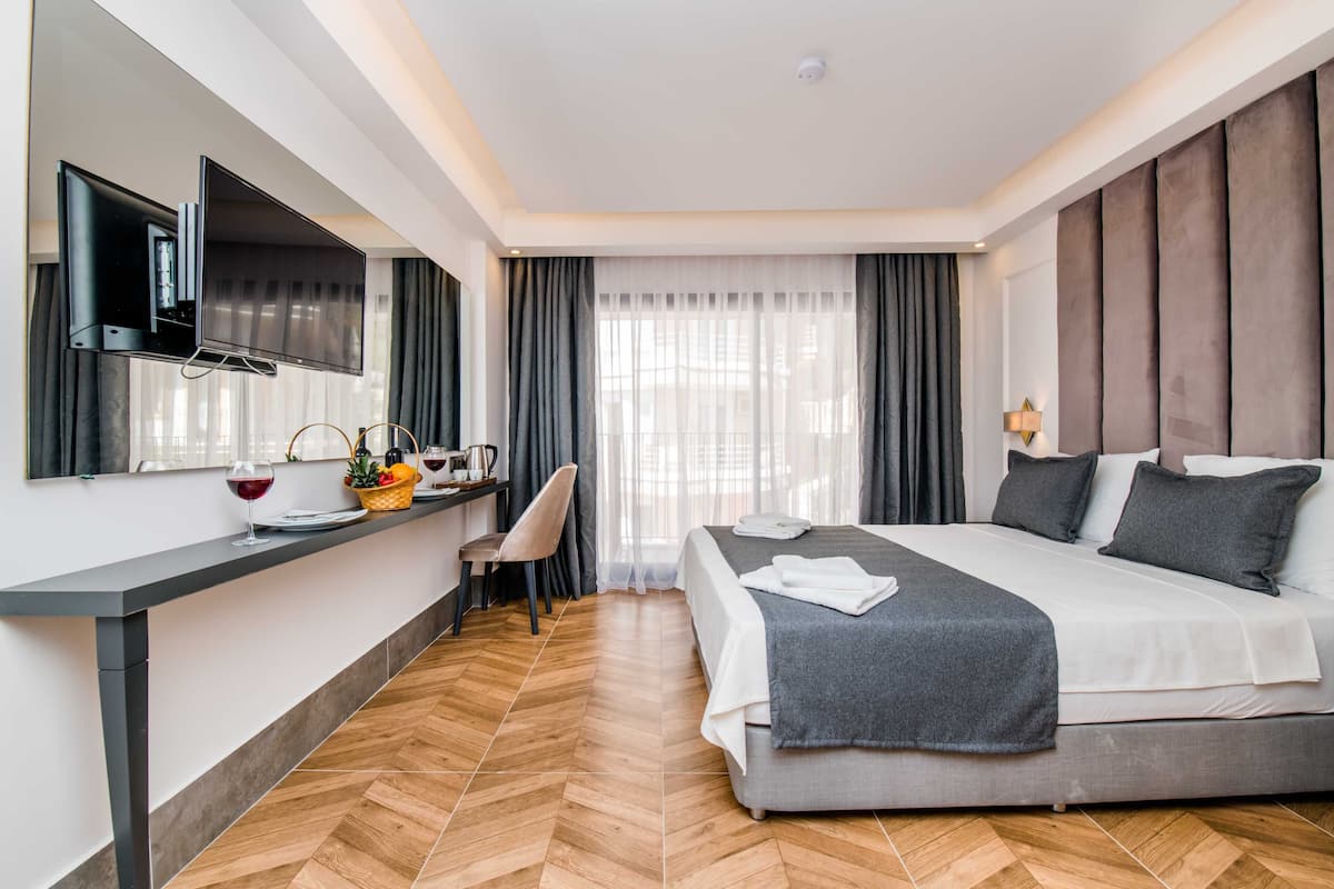 Premium bedding, free minibar, in-room safe, desk