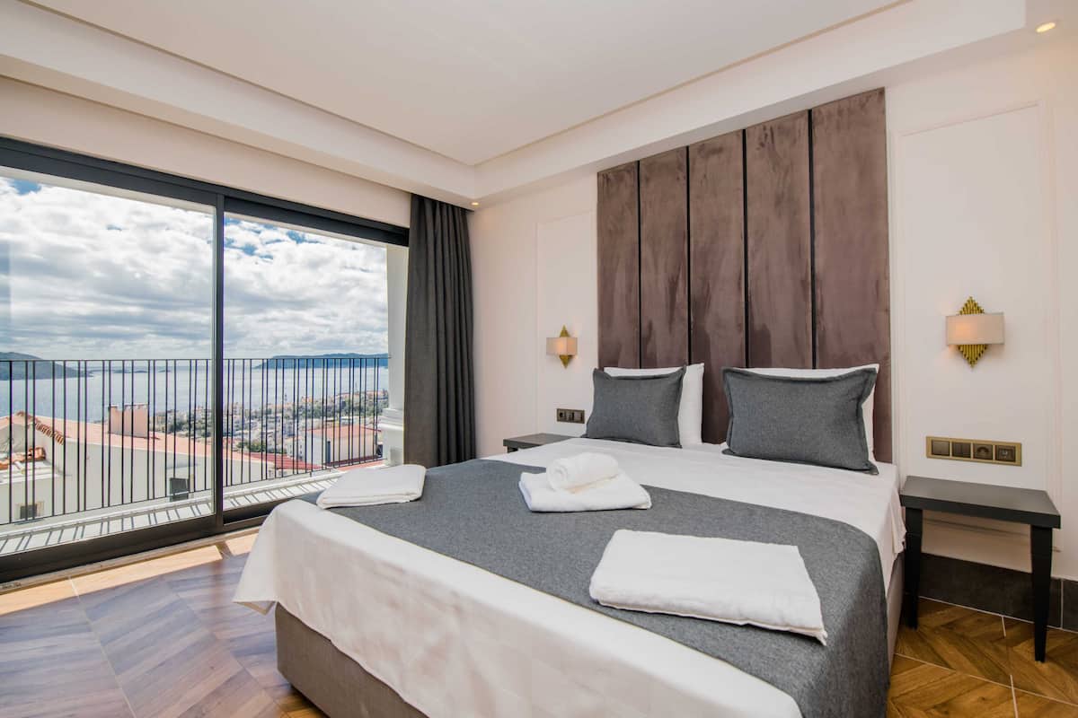 Premium bedding, free minibar, in-room safe, desk
