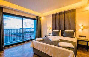 Habitación doble Deluxe, vista al mar | Área de sala de estar | Televisión LCD