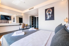 Habitación Deluxe doble, vistas al mar | Ropa de cama de alta calidad y minibar con artículos gratuitos