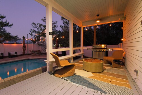 PRIVATE  POOL! 6 SEAT GOLF CART!  VOLLEYBALL COURT! 2 MIN. WALK TO BEACH!