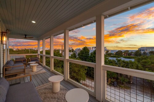 PRIVATE  POOL! 6 SEAT GOLF CART!  VOLLEYBALL COURT! 2 MIN. WALK TO BEACH!