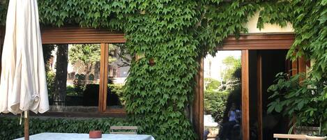 تناول الطعام بالخارج