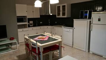Réfrigérateur, micro-ondes, plaque de cuisson, lave-vaisselle