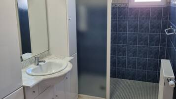 Een douche, een haardroger, toiletpapier