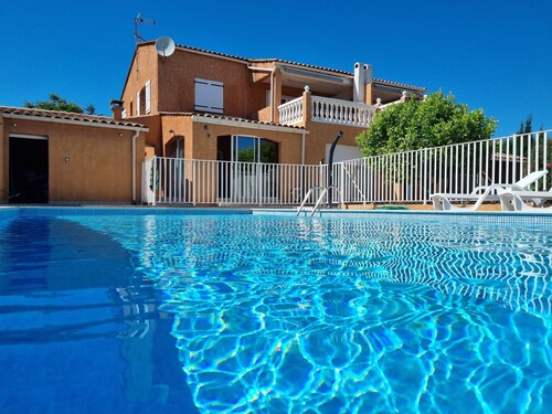 Seasonal rentals of furnished apartments, cottages, apartments, with swimming pool in a quiet location.