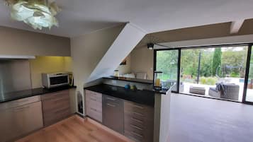 Een koelkast, een magnetron, een oven, een kookplaat