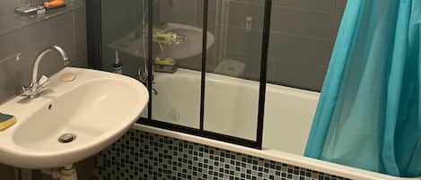 Serviettes fournies, papier de toilette