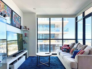 Télévision, jeux vidéo, livres, espaces bureaux