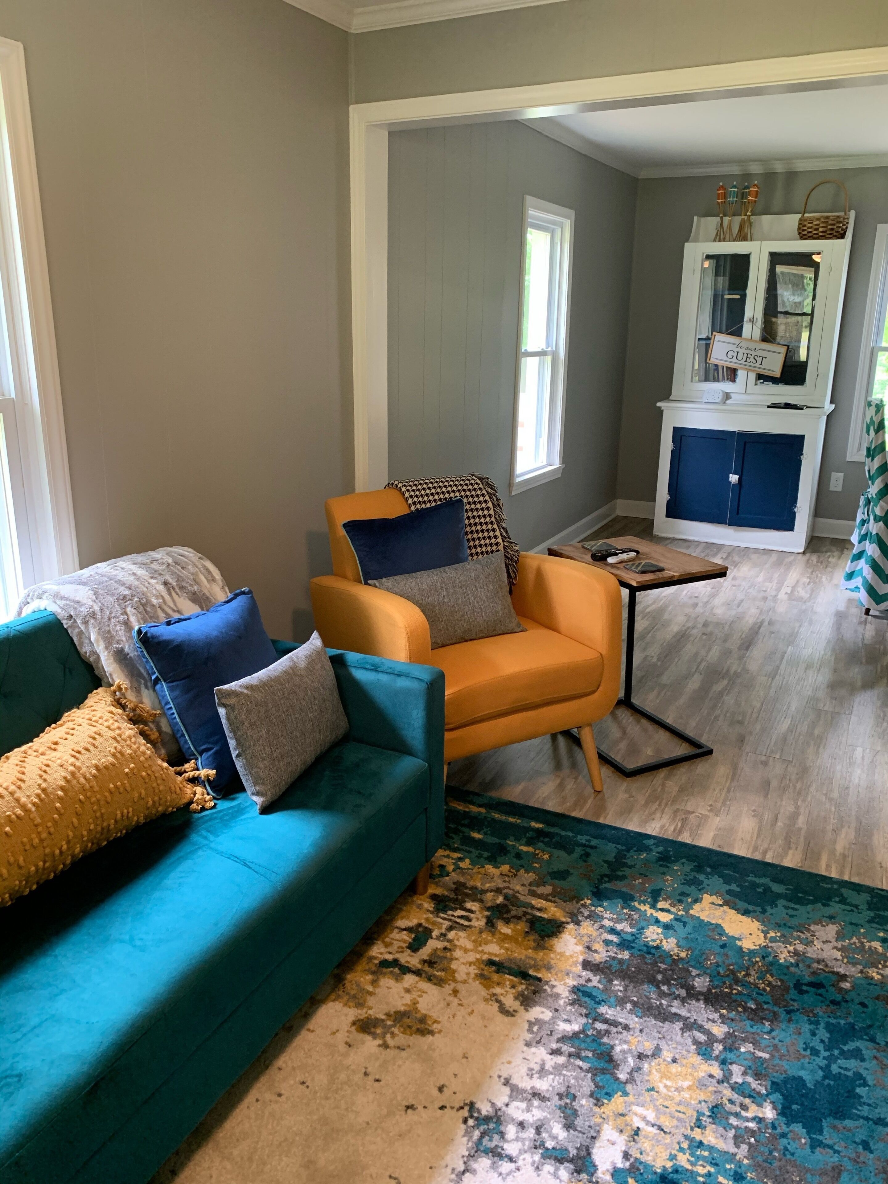 Een smart-tv, een dvd-speler, boeken en een filmbibliotheek