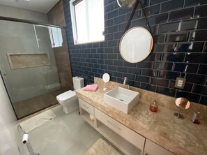 Dusche, Haartrockner, Seife, Toilettenpapier