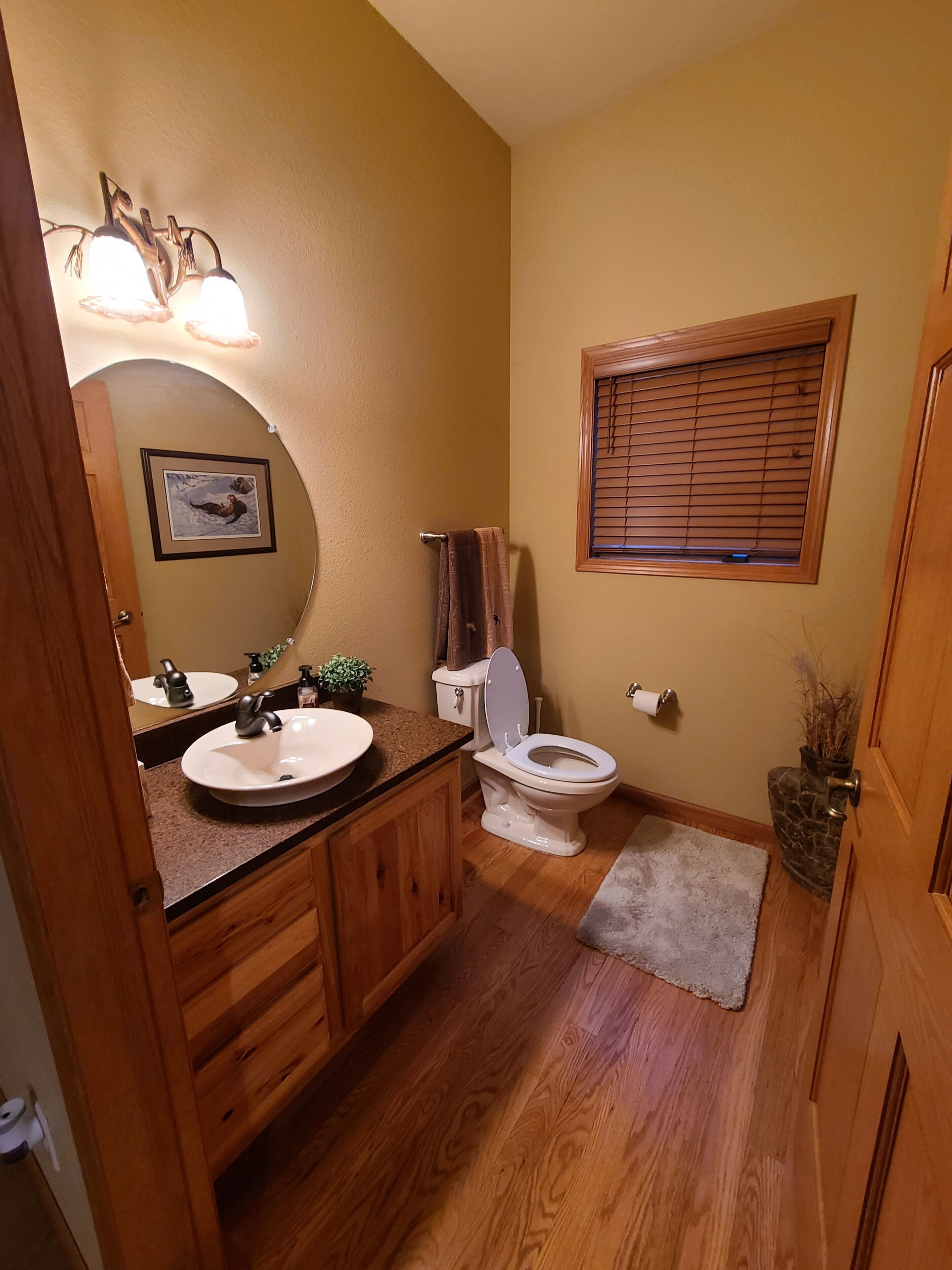 Cozy Luxury Townhome: Family, Pet and Fun Friendly.