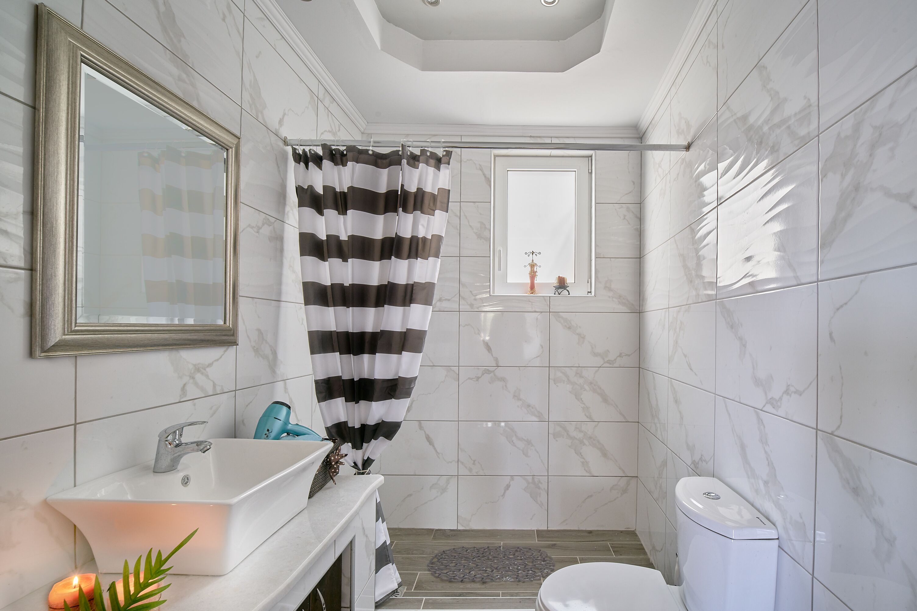 Combined shower/bathtub, hair dryer, towels, soap