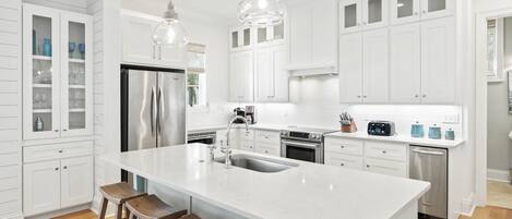 Frigorifero, microonde, forno, piano cottura