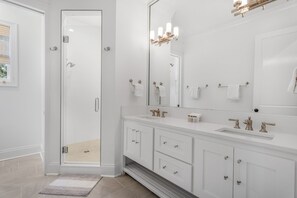 Combined shower/tub, hair dryer, towels