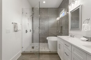 Combined shower/tub, jetted tub, hair dryer, towels