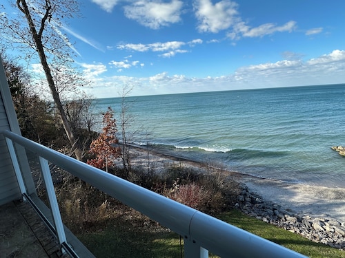 Premier 2 br/3ba Lakefront condo Sleeps 4  Also has Lakeview from Master Bedroom