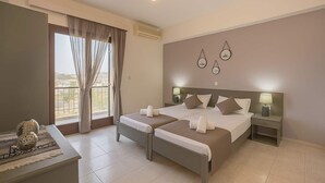 Une chambre d’hôtel avec un grand lit, deux tables de chevet, un bureau et une vue sur l’extérieur.