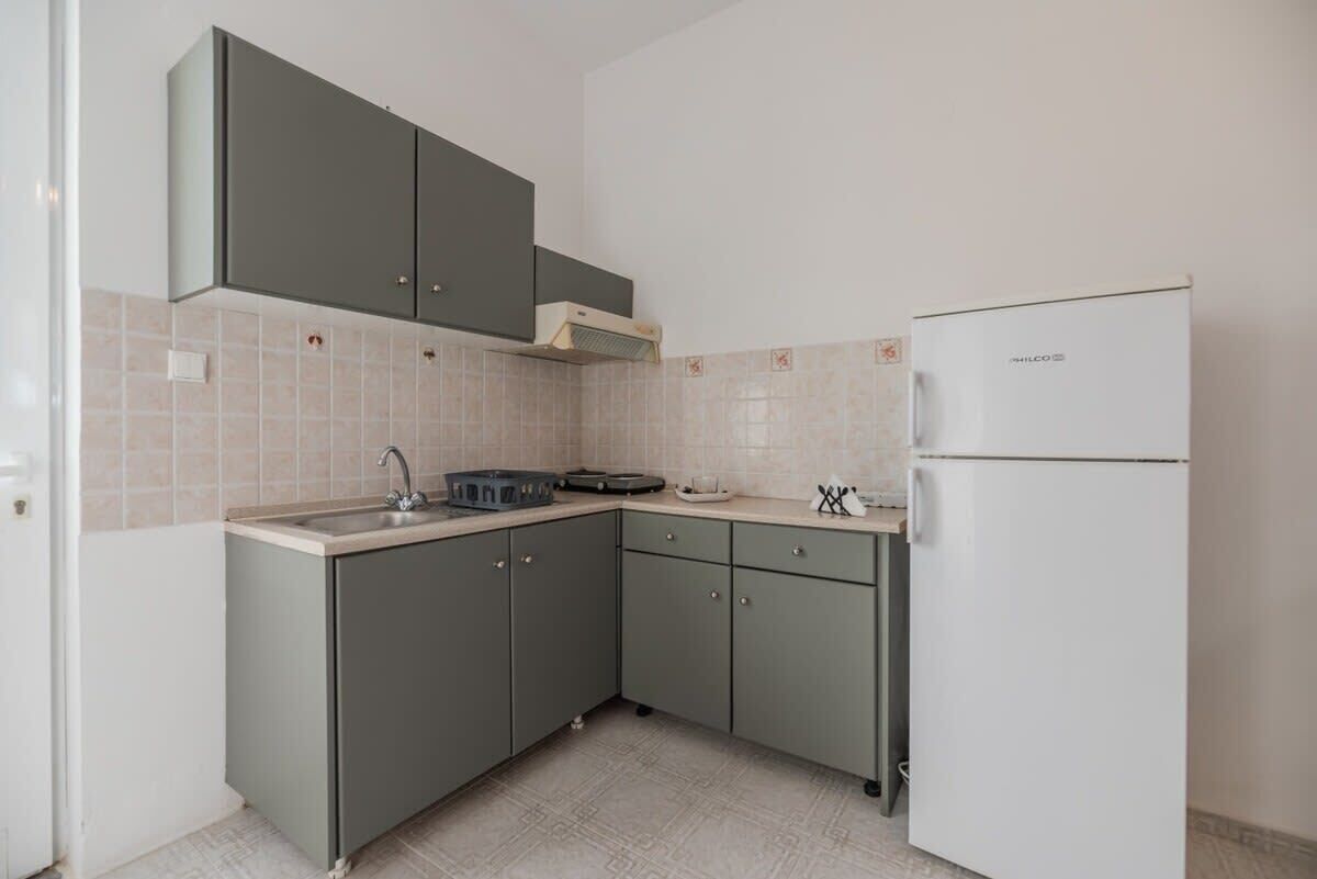Frigorífico, placa de cocina, hervidor eléctrico y tostadora