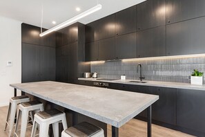 Refrigerador, microondas, horno, placa de cocina