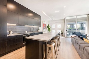 雪櫃、微波爐、焗爐、爐具