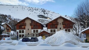Un bâtiment recouvert de neige, sur lequel on peut lire l’inscription « Le Colon ».