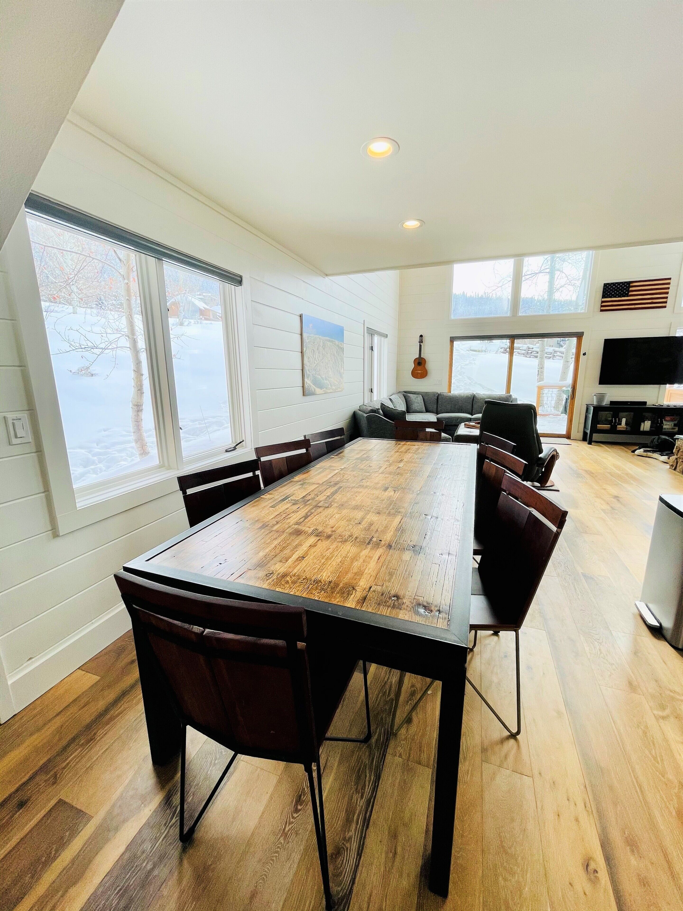 Gorgeous Home + Close to Skiing + Garage + Private dry sauna