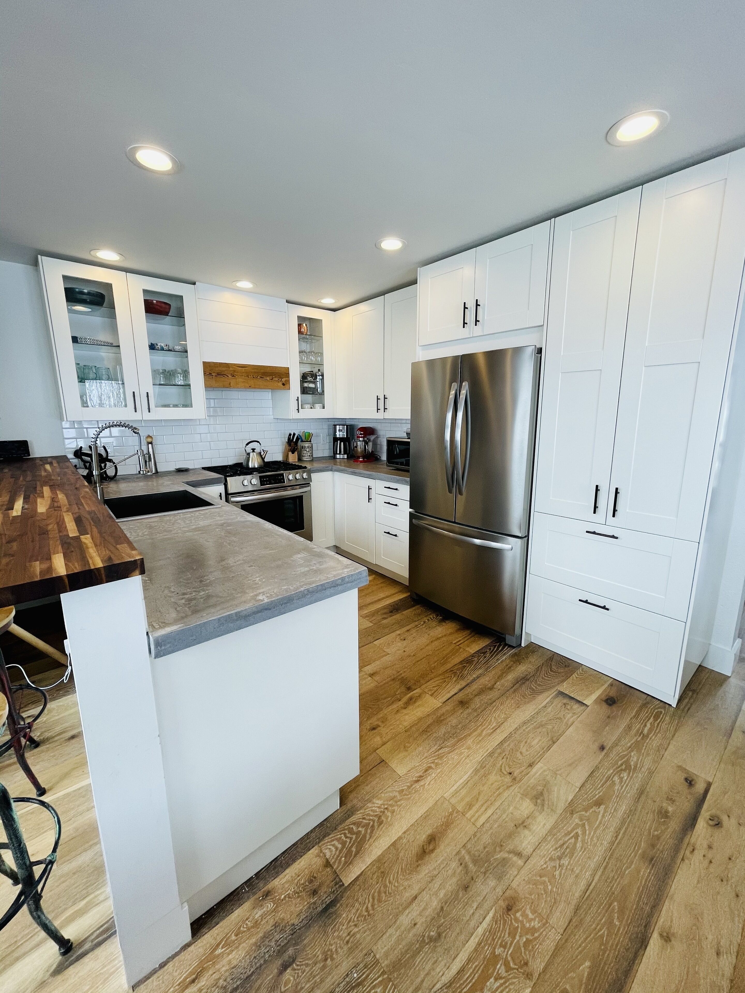 Gorgeous Home + Close to Skiing + Garage + Private dry sauna