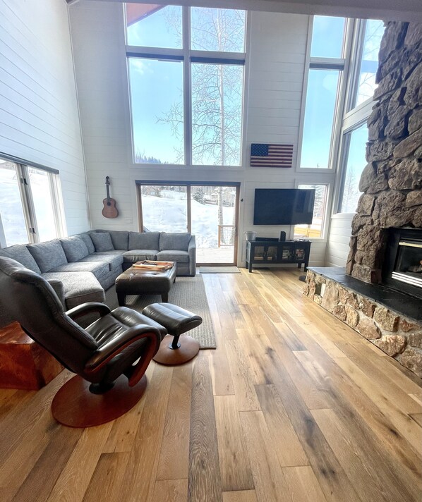 Smart TV, chimenea y libros 