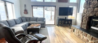 Gorgeous Home + Close to Skiing + Garage + Private dry sauna